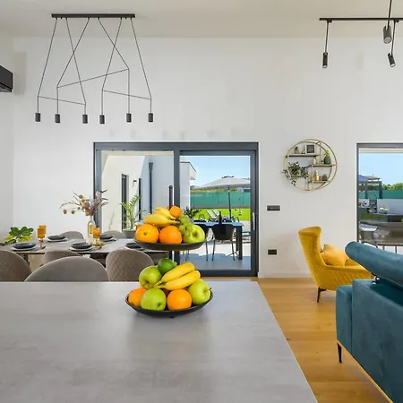 Seafront Splendor - High-End Villa Retreat In Durres دراس