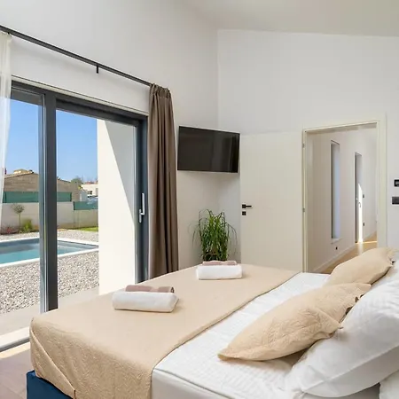 Seafront Splendor - High-End Villa Retreat In Durres دراس