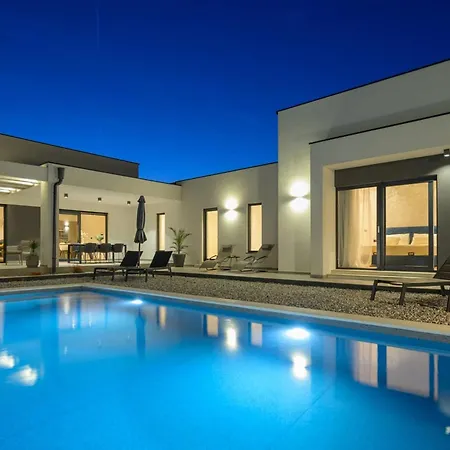 Seafront Splendor - High-End Villa Retreat In Durres *