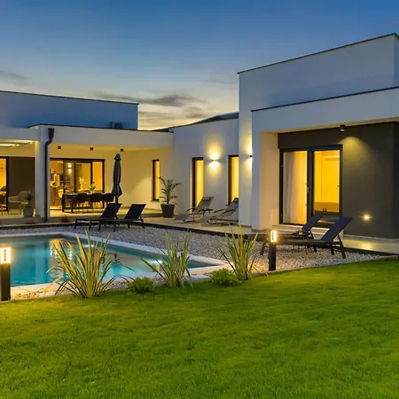 Villa Seafront Splendor - High-End Villa Retreat In Durres *