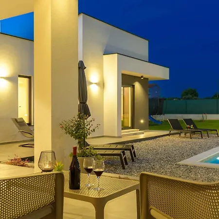Seafront Splendor - High-End Villa Retreat In Durres * دراس