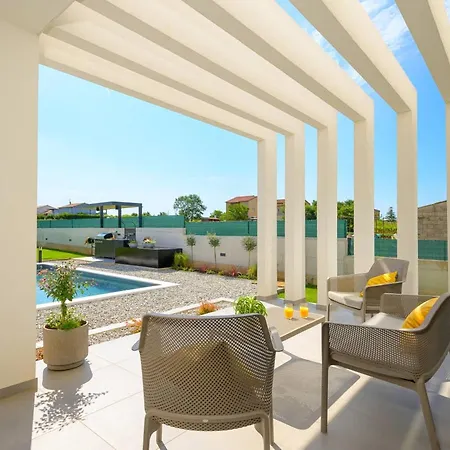 Seafront Splendor - High-End Villa Retreat In Durres Villa Durrës